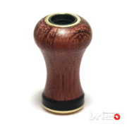 正面から見た、淡い紫色のパープルハート製ウッドハンドルノブ brimo Sanctus brave290。シマノ、ダイワ用。伝統的な形状、全長29mm、brimoリング付き。